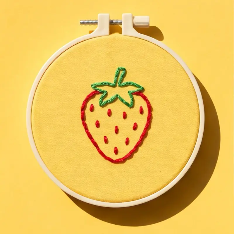 Tambour brodé d'un motif fraise, par Camille (Nantes)