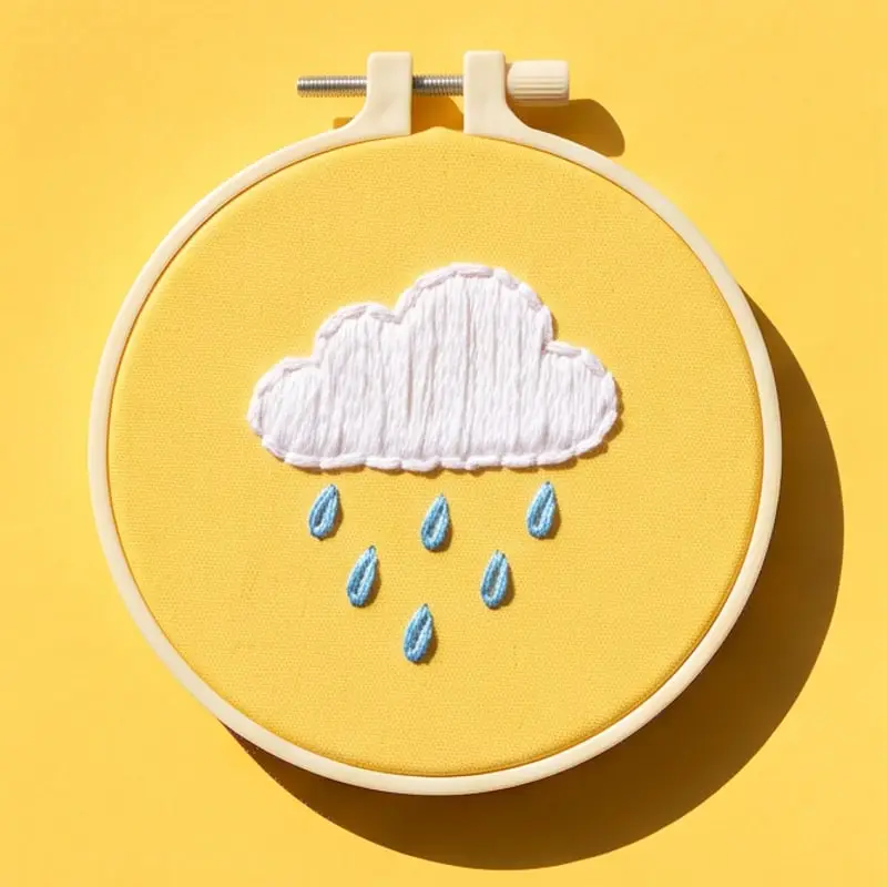 Tambour brodé d'un motif nuage, par Sarah (Lille)