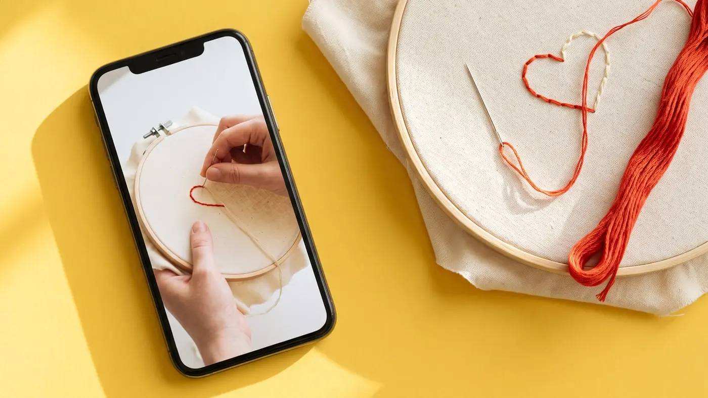 Le tuto vidéo lancé sur un téléphone, à côté du tambour
